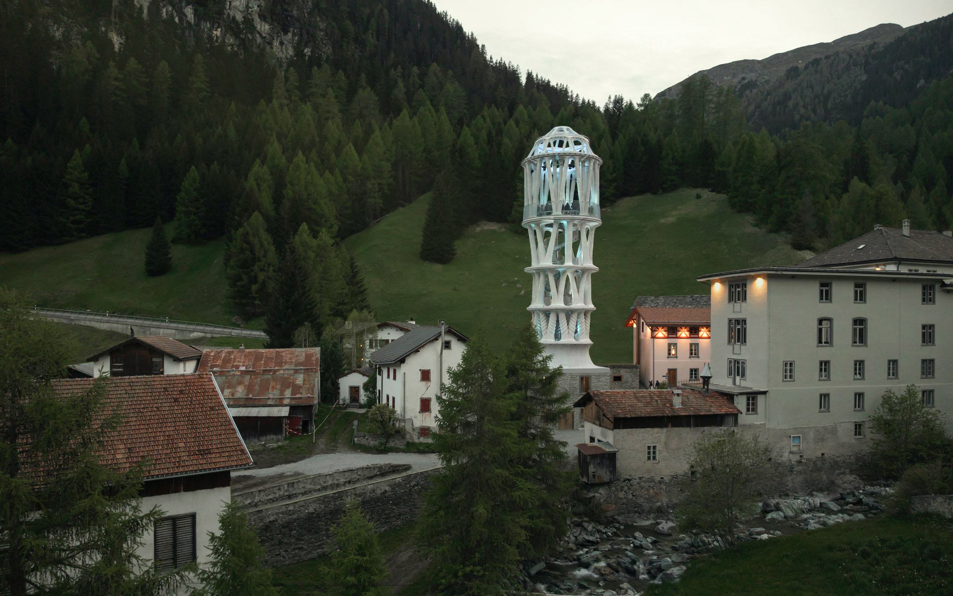 历史基座上的白塔