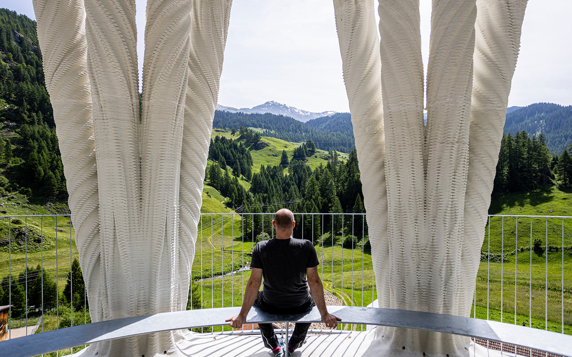 从白塔(Tor Alva)剧院眺望朱利尔山口